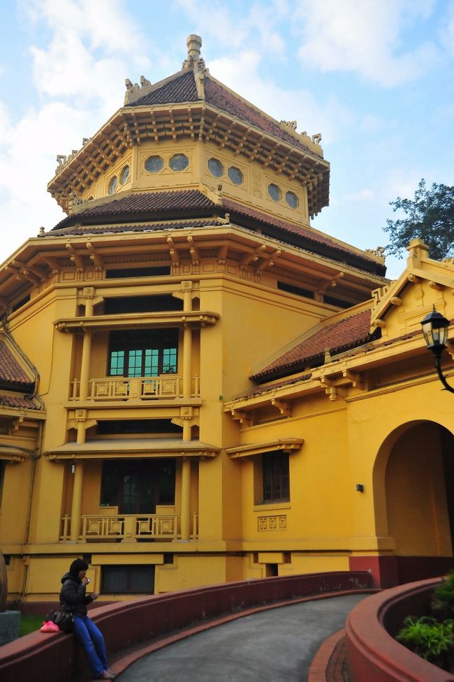 国立博物館。<br /><br />女性は、出勤前の？化粧中。