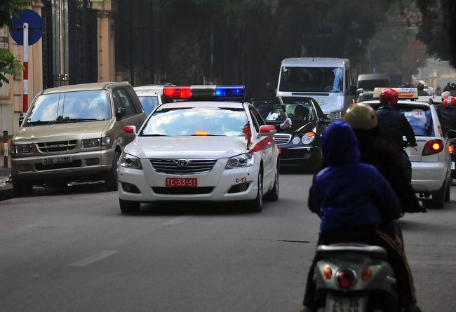 突然けたたましいサイレン！<br /><br />トヨタのパトカーの窓から、指揮棒のようなものを出して振り回し、<br />「どけどけ、道をあけろ」と言った雰囲気。<br /><br />後ろの黒い高級車を覗くと、<br />要人の移動〜出勤のようです。