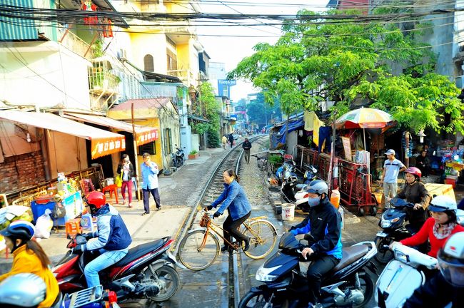 ハノイ駅を出て直ぐの線路。