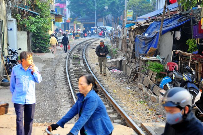単線ですが、<br />この先ラオカイを経て中国に入り、<br />シベリヤ鉄道経由で、モスクワに至る、<br />要路です。