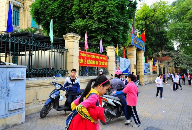 この画像からは午後〜夕方〜夜の散歩です。<br /><br />放課後の学校。<br />道路で遊んでいる子は、<br />親の迎えを待っている？