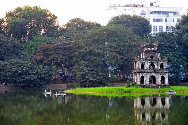 ハノイの名所のひとつ、<br />ホアンキエム湖。<br /><br />もう薄暗くなってきました。<br />