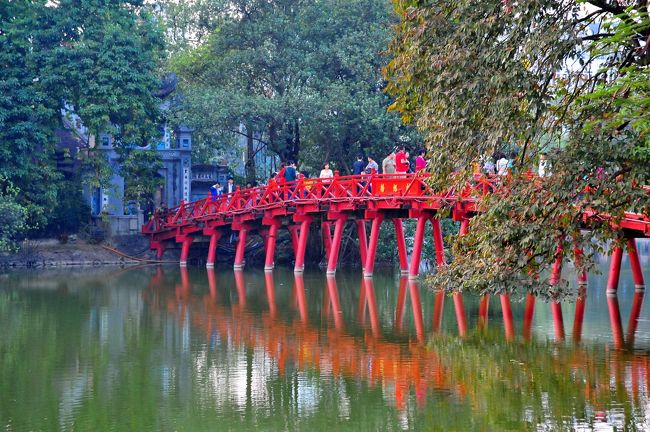 玉山祠に渡る、木製の赤い橋。