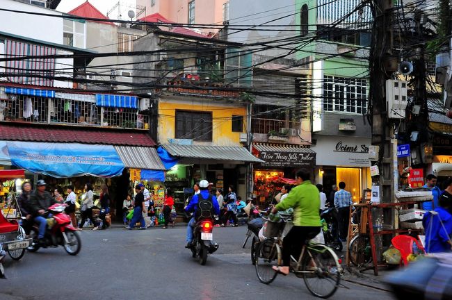 大通りから、<br />こんな所を入って行くと、<br />「３６街」です。