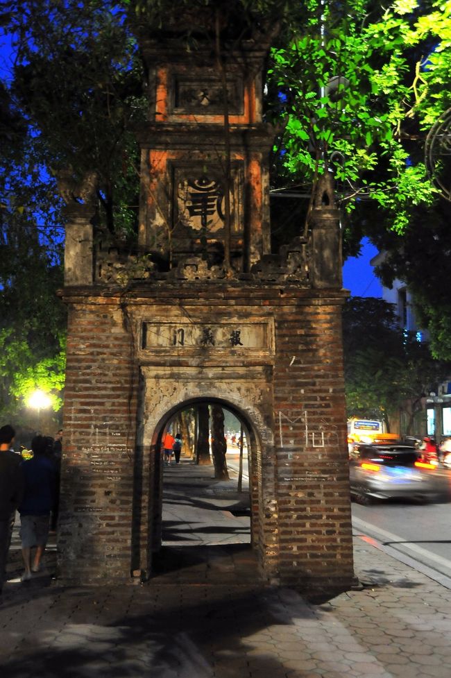 ホアンキエム湖の湖畔にあります。