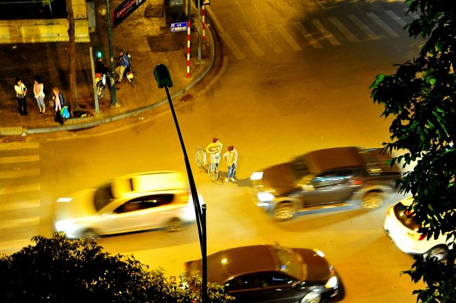ホテル自室から見た下の交差点。<br />もう深夜の雰囲気です。<br /><br />明日は、ハノイ郊外の村を回ります・・・<br /><br />今回ベトナム旅行のブログは、これでおしまいです。