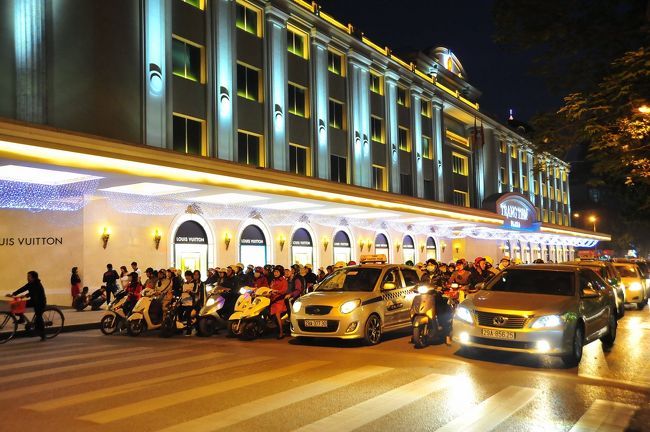 もう真っ暗です。<br /><br />一階がルイ・ヴィトンのショップになっているビル。<br />外壁の照明が綺麗です。