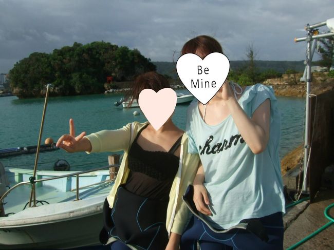 車に乗って数分で港に到着です♪<br />この写真、無料でとってくれてお得！<br /><br />帰宅した頃に画像共有サイトに画像アップしてくれますので<br />あとはダウンロードするだけでとっても便利(*^^)v<br /><br />ですが初体験の恐怖に顔がひきつっております。