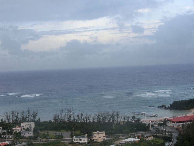 おはよう！晴れてるかな？？<br />しゃーーーーーーーーーーー(カーテンあける音)<br /><br /><br />ドューーーーン(心の音)(笑)<br />暗い、雨降ってる、海荒れてるーーーーーーーーーーーー(>_<)<br />やばいよやばいよ〜〜<br /><br />と不安を抱えつつも中止のお電話もないため<br />お世話になるダイビングショップ様へレッツゴー☆