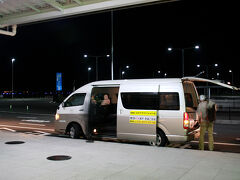 1日1往復の関空〜石垣島の路線、関空の出発は早朝7時5分で搭乗手続きの締め切りはその25分前の6時40分。大阪湾を挟んだ反対側の神戸からではどう頑張って電車を乗り継いでも間に合わないのです・・・と言うことで初めて乗り合いタクシーを使ってみました。電車で行く場合と比べて1,000円くらいしか変わらないのに自宅の目の前からターミナル前まで送ってくれるのでかなり便利でしたね、これは今後も使いたいかも。
そんなわけで関空には6時ちょっと前に到着です。