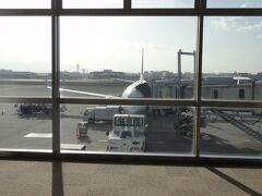 福岡空港に着きました。
ここから那覇までは、スーパーシートで飛んで行きます。
2席しか空いていなかったので、私とムスメがスーパーシートで(^o^)