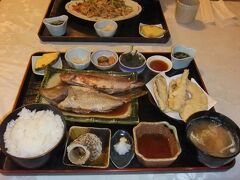 ２日目の夕食は、カヌチャリゾートから車で数分のところにある「やんばる料理の店・あぶ」という店で頂きました。

・地魚煮付け定食　1，600円

・ふ-ちゃんぷるー定食　680円

リーズナブルでボリュームのある定食でした。
美味しかった。