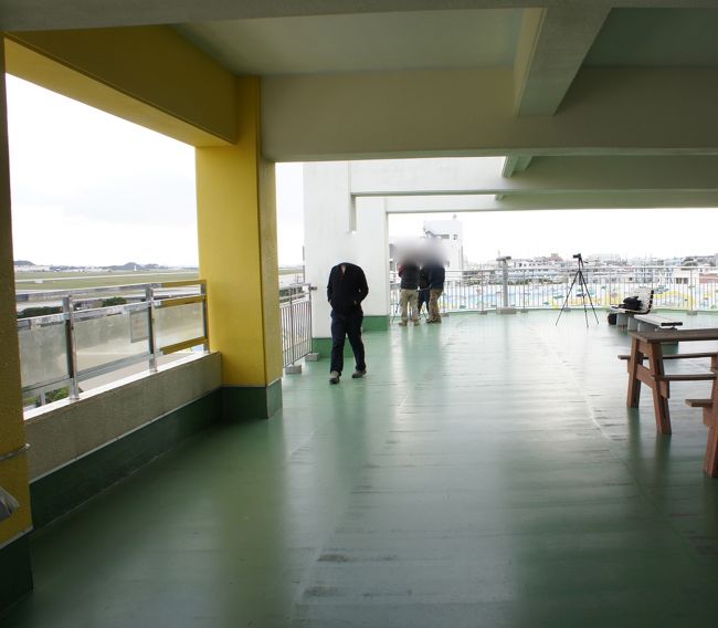 道の駅の４階展望台から。<br /><br />クリスマス休暇なのか、ほとんど飛行機が飛ぶ姿は見られず。<br /><br />F15戦闘機２機のみ。写真撮影せず。そして、売店では撮影禁止のはずの各種米軍機のプロマイド写真が販売されている。<br />