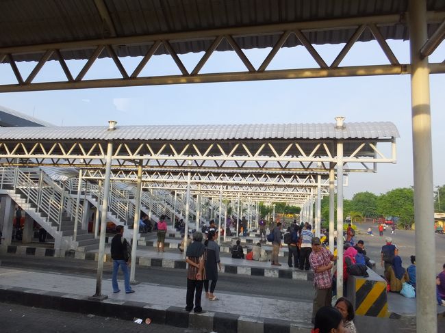 1日目(12/29)：スラバヤの空港からのブングラシーバスターミナルへのバスは4am始発とのことだったが、東南アジアのお決まりの満席になるまで待つこと... 5:15am発→ブングラシーバスターミナル5:40am着。<br />ここで外国人に声を掛けてみると日本語が話せる香港人で、旅行先も同じだったため、一緒に旅をすることになった。ラッキー。<br />プロボリンゴ行きの乗り場に地元の乗客であふれていたため、6amのバスには乗れず、次のバス6:15am発の乗った。<br /><br />写真：ブングラシーバスターミナルの各方面の乗り場