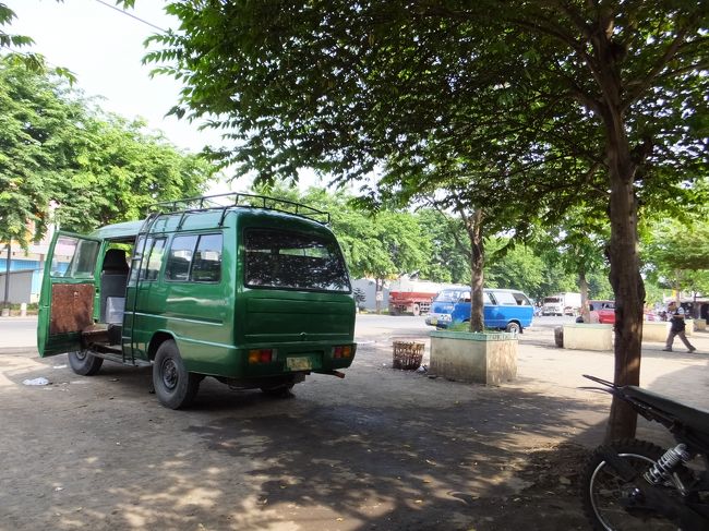 プロボリンゴバスターミナル8:15着。バスターミナルから道路へ出て、左側へ1数分歩くと、緑色の乗合バンの乗り場がある(青色のバンは乗合バンではないとのことだった)。満席になるまで待つこと約1時間、9:30am発。途中、国立公園の入山料(外国人料金Rp.75500)を払った。チェモロ・ラワン村に11am着。<br /><br />写真：プロボリンゴの乗合バン乗り場から