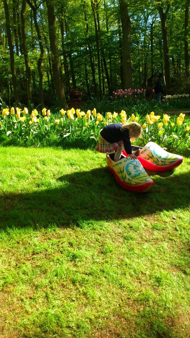 子どもと木靴。<br />絵本の表紙みたいでしょ。