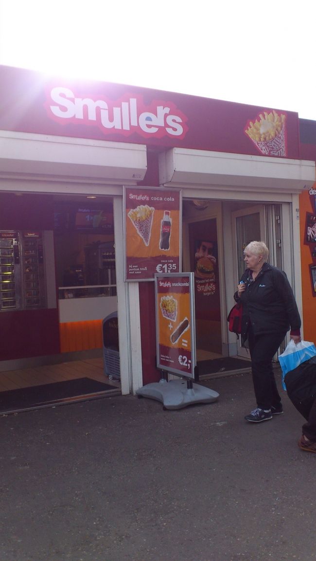 スナックのスタンド。これが日本にもあれば私は毎日でも食べると思う。