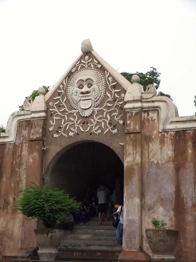 3日目(大晦日)：朝から安宿探しをして、やっとの思いでプラウィロタマン地区のバティック工房ある通りで見つかり、タクシー(初乗りがRp.6000だった。約Rp.25000)で移動した。オープンしたばかりの新しいホテル。<br />渋滞していなければ、タクシーはベチャより安い。<br /><br />お昼頃からTransYogyaのバスでプランバナンへ行こうと思い、乗り換え途中で雨に降られて、一向にやむ気配もないため、予定変更してタマン・サリに行くことにした。