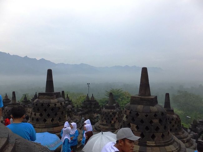 4日目(元日)：ボロブドールとプランバナンの日帰りツアー(朝食付きでRp.90000)。<br />5amバンに乗り、ボロブドールに6:15am着。入場料Rp.190000を払い、中に入る。今日も朝から小雨が降っている。多くの地元の学生団体が来ていたので人で埋め尽くされていた。たった2時間しかなく、早足で各回廊のレリーフを見て回る。晴れていれば遺跡自体、もっと見応えがあったのに。2回目もあり、あまり感動しなかった。8:15amに食堂で朝食。ボロブドールを9am出発。