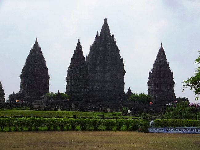 プランバナンに12pm着(入場料Rp.171000)。着いた途端、また雨が降り出した。中央の塔に入るには並ばなくてはならないため、ここしか観光できなかった。人数制限は青色のヘルメットで管理している。ここに入る観光客は皆ヘルメットかぶってます。<br />1pmにバンに乗り、3pm頃ホテルへ戻る。<br /><br />ツアーは便利だが観光時間がない。個人でタクシー貸切で2か所を1日で回るか、公共バスで各一日ずつ観光したほうがベスト。せっかく来ても観光時間がないのでは無意味。一緒に観光していた2人に勧めてしまい、申し訳なく思った。<br />