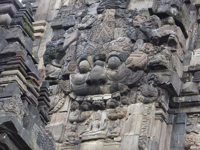 プランバナン(中央の塔)