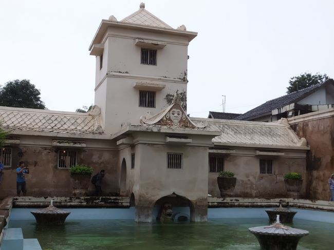 タマン・サリ<br /><br />そのあと、クラトン(王宮)へ行ったが既に閉館でした。<br />ガスン市場(別称：鳥市場)へ行き、鳥は全くいなかった。市場をさらに進むとタマン・サリに出た。<br />市場前から駅まではベチャ(Rp.20000)で行き、スラバヤ行きのチケットを買った。既に1/4まで満席だったため、かろうじて1/3(3:30am発)夜行列車の席を購入。大晦日のため、マリオボロのデパートは6:30pmで本日の営業終了。