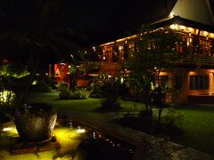 ナイトバザールからほど近い、ホールアースで夕食を食べました。
雰囲気はいいのですが、味はいまいちです。