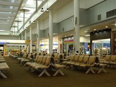 午後、バンコクを経由し帰国です。
写真はがらんとした、チェンマイ空港の制限エリアです。