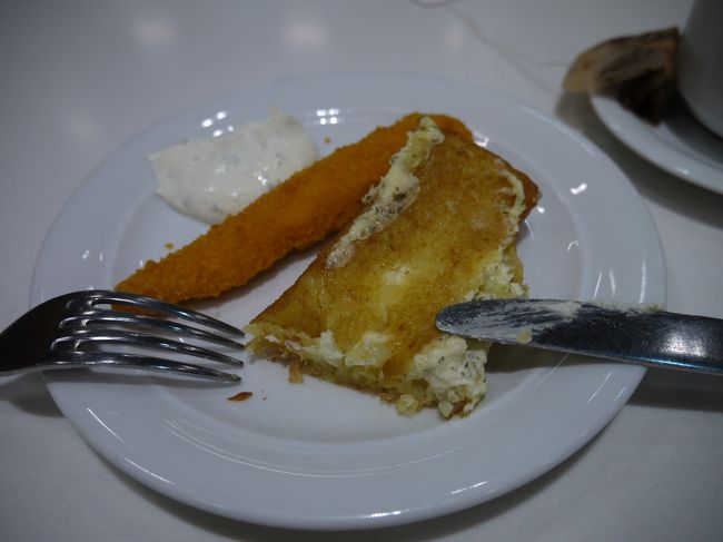 しかし、食べ物がいろいろ並んでいると食べたくなるのが人の性（笑）<br />ってことで揚げ物を2つほどいただいてみる。<br />右側のははじめっから爆発してる感じで並んでた。<br />味はまぁこんなもんでしょ。