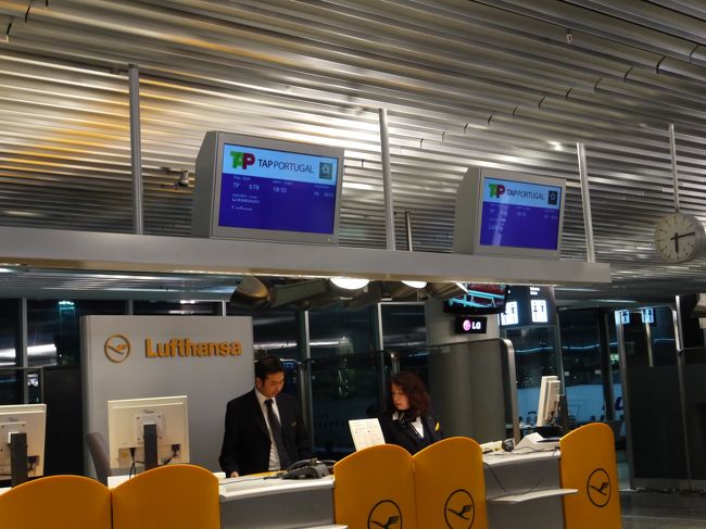 ずっと同じラウンジで飽きてきたので別のラウンジへも行ってみることに。<br />どうせなら搭乗口も確認しとこうってことで搭乗口へ行ってみると当然ながらまだ閉まってる。<br />けど既に係員の人はいてた。<br />