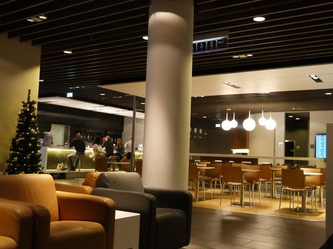 ここはもう1つのラウンジ。<br />こっちは人がほとんどいなかった。<br />スペースもさっきのラウンジの半分くらいかな。<br />その分落ち着く感じ。<br />ここでは飲み物だけ飲んで過ごす。