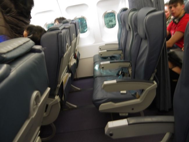 一応ビジネスだけど…エコノミーと変わらない座席。<br />私の乗ってる側は3席の真ん中をブロックしてたけど反対側はフルに3席に人が座ってた。<br />変なの。<br /><br />この日は満席。<br />日本人もかなり乗ってた。<br />ちょっと予想外でびっくり。<br />ポルトガル人気あるのかな？<br /><br />しかし飛行時間3時間あるのにこの席は…。<br />ヨーロッパ内の路線ってビジネスでもエコノミーでも基本座席は同じ。<br />アジアだと日本→韓国の1時間チョイの路線でも座席はも違うことの方が多いのになぁ。