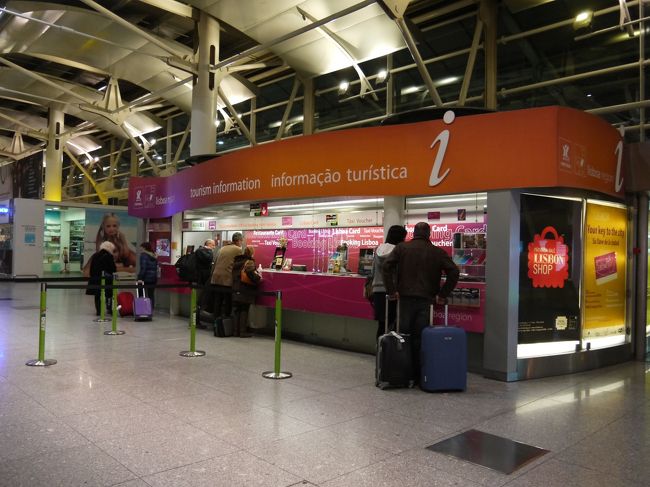 到着ロビーにはツーリストインフォメーションが。<br />21:30でもしっかり開いてた。<br /><br />左端が市内に行くエアロバスの案内だったのでチケットを買おうと思ったけど…バスの中で買えと言われた。<br />とりあえずこの辺にあった市内地図だけもらっとく。<br />「リスボンマップ」ってのはなくってバスツアーの案内の裏が市内マップになってた。