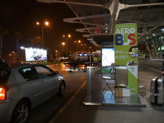 エアロバスで市内へ向かいましょ。<br /><br />空港を出たらすぐに乗り場が見えたので迷うこともなし。<br />っていうかちょうどバスが出発していくのが見えたのもあってわかりやすかった。<br />走ったら間に合ったかもしれないけど20分に1本あるみたいだし次の待てばいいや。<br />…と思ってたら次のバスが20分たっても来ないんですけど？<br />結局バスが来たのは30分後。<br />間引き運転か？<br /><br />ちなみにバス停に時刻表はなく、22時までは20分毎、22時以降は30分毎と書いてあるだけ。<br />もちろんまだ22時にはなってないよ。<br />これってどうとでも出来るよね…。<br />ポルトガルはこういうの多かった。<br />バスの時刻表とかもevery ○minutesって感じで時間ははっきり書いてない。<br />てきとーだな。