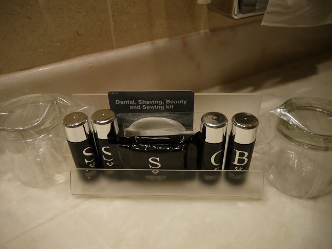 アメニティーはこんな感じ。<br />歯ブラシやソーイングセットはフロントに言えばもらえるみたい。<br /><br />今日は一日移動で疲れたのでこの辺でおやすみなさい。<br /><br />翌日の旅行記は↓<br />http://4travel.jp/travelogue/10849330
