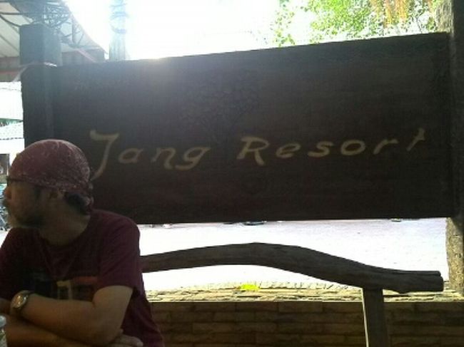 12月31日14時関空発、中国の広州で乗換えプーケット到着は夜中の0時40分。<br />新年は飛行機の中で、タイの所々で花火が上がっているのを見ながらお祝いしました。<br /><br />空港で両替、タクシーでホテルへ。<br />(実はここでもイロイロあったのだけど、長くなるので別のところで)<br /><br />ホテルに着きフロントに予約表を見せるも、困り果てた表情。オーバーブッキングで部屋が予約できてない!!?<br /><br />出発前日にエクスペディアで支払済み、来る前に電話して夜中になるから　というのまで確認したのに！<br /><br />つたない英語でいくら言っても、部屋は空いていないの一点張り。<br />フロントの兄ちゃんについて近くのホテルを2軒程回るも、みんな満室。<br /><br />兄ちゃんは白タクシーのオヤジに押し付け、空いてるホテルを自分で探しに行けと言う。<br /><br />そんなんあり得ない！！　電話して空いているホテルを紹介してよ。と押し問答になり、一旦ホテルに帰る。<br /><br />フロントに日本人の女性2人がいたので、部屋が取れてなくて困ってるんです、と愚痴っぽく話すと、わぁそれは大変！と、流暢な英語で交渉してくれる。<br /><br />そこからいろんなやり取りがあり、<br />結果、その晩は彼女達の部屋に泊めてもらい(2部屋ある大きな部屋だった)、翌日からは空室があるので予定通りそのホテルに泊まれることになった。<br /><br />そんなハプニングを乗り越えての、2日目の朝食です。<br />