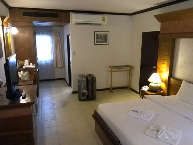 部屋自体はウッディ調で、広くてきれいです。<br /><br />シャワーが固定式で使いにくかったのだけが難点。