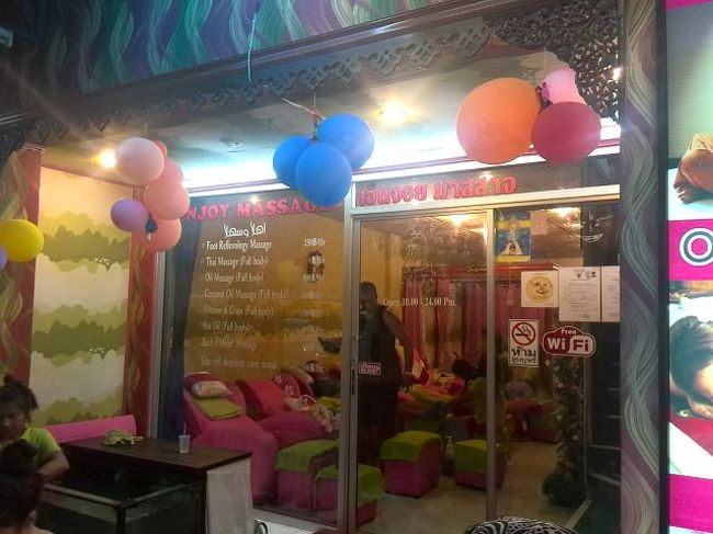 近辺はマッサージショップがたくさん。<br /><br />1時間200〜250Ｂ（600〜750円）で本格的なタイマッサージができます。<br /><br />ただ夜には客引きのその筋のお姉さんたちがあふれるので、子供連れには不向きかも。