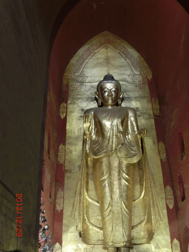 うわ〜近くでみると圧巻です(>_<)<br />あなた様は西を向いておられる釈迦牟尼様ですね？