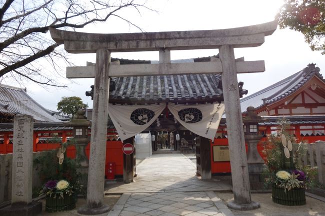 お隣の薬園八幡神社は、奈良時代の創建。<br />一帯は昔、薬草園であったそうで、なるほどの名である。<br /><br />大きな神社ではないが、歴史は古く、東大寺と縁が深い。（午前に訪れた般若寺も東大寺との縁が深い。奈良の寺社を歩くと、どこかで東大寺につながっているから面白い）<br /><br /><br />