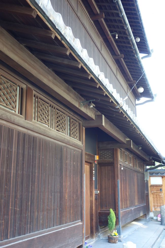 そこへ保存修復の話が起こり、話はとんとん拍子に進んで、近年再建修理が成ったそうだ。<br />その際の苦労話もお庫裏さんから伺ったが、よくぞここまで頑張ってくださったと心から頭が下がる。<br /><br />【写真は、洞泉寺町】