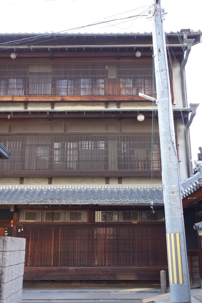 厨子の扉は閉まっており、ご本尊の拝観はできなかったが、周りの十二神将は手の届くほど近くで拝観させていただいた。<br /><br />【写真は、洞泉寺町の元遊郭だった３階建ての木造建築。近鉄郡山駅と薬園寺の中間くらいに位置する。花街の色っぽい雰囲気が残る。】