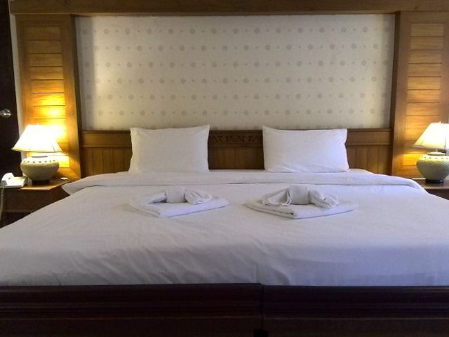 オーバーブッキングについては、ホテルのフロントマネージャからエクスペディアには連絡を入れ、泊まれなかった1泊分は返金されるとのことだった。<br /><br />帰国して、エクスペディアからはホテル使用のレビューのお願いなどが数回メールがくるが、返金についての連絡は全くなし。<br /><br />仕方がないのでこちらから連絡すると、<br />ホテルからは連絡が入っていない、ホテルに確認する　と一旦電話が切れ、<br />折り返しの電話では、<br />ホテルマネージャーが休暇で詳細が分からない、2日後に連絡が入ることになっているので、また電話してきて　と言われる。<br /><br />当方には何の落ち度もなく被害者なのに、どうしてこちらから電話をしないといけないのか、問題解決してそちらから謝罪の電話をかけてくるのが筋でしょうと力説するも、<br />弊社はお客様からの電話にその時々に対応するシステムになっており、この件に担当をつけて弊社から電話をすることはできません　の一点張り。<br />こちらが返金を諦めるのを待っているのかとすら思えてしまう。<br /><br />あまりにも不誠実で、臨機応変な対応のできなさに、怒りを通り越してあきれ果てた。<br /><br />エクスペディアは今後一切使わない！！と心に誓った。<br />