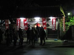 ０時を過ぎたので、初詣に向かいます。
石垣島には初詣出来る場所は、市内にある「桃林寺」と、車で１０分の観音崎にある「観音堂」がありますが、徒歩で行ける「桃林寺」に行きます。
１０分くらいです。
石垣島には元々、お寺がなく、八重山を統治した薩摩藩が作らせたお寺だそうです。
