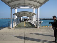 黒島港に着きました。石垣島から２５分です。ほぼ、小浜島と同じ時間です。
港にレンタサイクルの看板をもったお兄さんがいます。
ここでレンタサイクルを借りて観光です。
３社くらいあるようです。