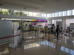 港へ着いて、ちょっと街を散策してバスセンターから新石垣空港行のバスへ乗り、一路空港へ。
空港のＪＴＡ側に就航したスカイマークとピーチのカウンターが設置されてました。
