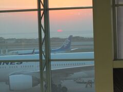 １時間で那覇空港へ着くとちょうど夕日が海に沈むところでした。
