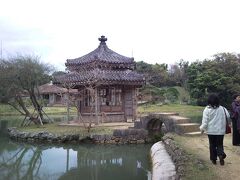 １日目は、まずレンタカーを借りて、識名園に行きました。

入場料は大人：400円。
そんなに広くないので、さらっと観光できる庭園です。