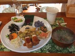 識名園を出たあとは昼食をとりました。

那覇市首里にある『Organic cafe LOHAS Produce Noah』というカフェで頂きました。

『玄米菜食日替わりプレート』を注文。
フリードリンク（＋\200-）を付けて、\1,500円/ひとり。
ヘルシーなランチでした。