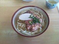 ２日目の昼食は、名護市にある『中山そば』で沖縄そばを頂きました。

『中山そば（中）』　\600円

安いし、早いし、うまかった。
しかし、本当に早い。注文して2分くらいで出てきた。

でも、我が家の沖縄そばランキングベスト５には残念だけど入らない。ごめんなさい。